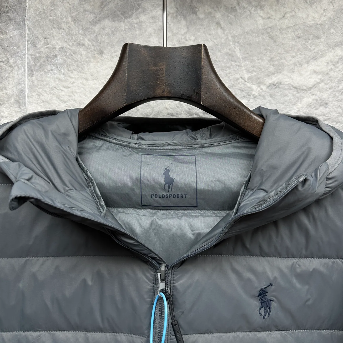 P700 Ralph Lauren 2025 new style hooded down jacket for couples with pony embroidery 🍃 High version top quality 🍃 90 white duck down Vacuum filling Exquisite craftsmanship Coated custom fabric Painted nylon lining Logo letter embossed Double-layer lining No running velvet No velvet Loose fit to cover the flesh and make you look slim Refuse to be bloated and energetic to go out Super practical The upper body effect is natural, casual and comfortable ~ Color: black gray Size: M-3XL